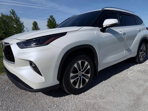 Used 2021 Toyota Highlander XLE AWD/4WD image 15