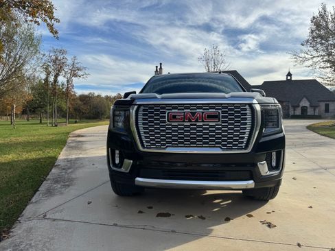 Used 2021 GMC Yukon Denali w/ Denali Premium Package image 8