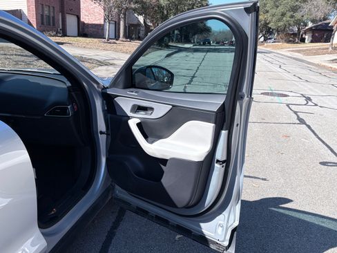 Used 2017 Jaguar F-PACE Prestige image 16