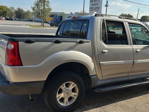 Used 2004 Ford Explorer Sport Trac XLT image 2