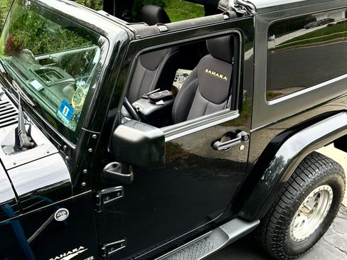 Used 2014 Jeep Wrangler Sahara w/ Connectivity Group AWD/4WD image 6