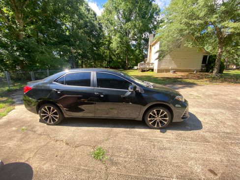 Used 2018 Toyota Corolla SE FWD image 2
