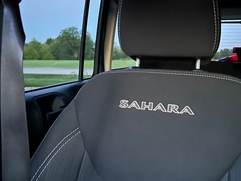 Used 2016 Jeep Wrangler Unlimited Sahara w/ Connectivity Group AWD/4WD image 27