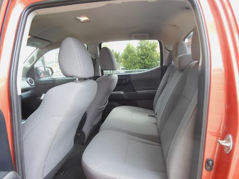 Used 2018 Toyota Tacoma SR5 w/ SR5 Appearance Package (SM) RWD image 17