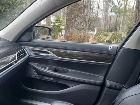 Used 2018 BMW 740i xDrive w/ Executive Package image 9