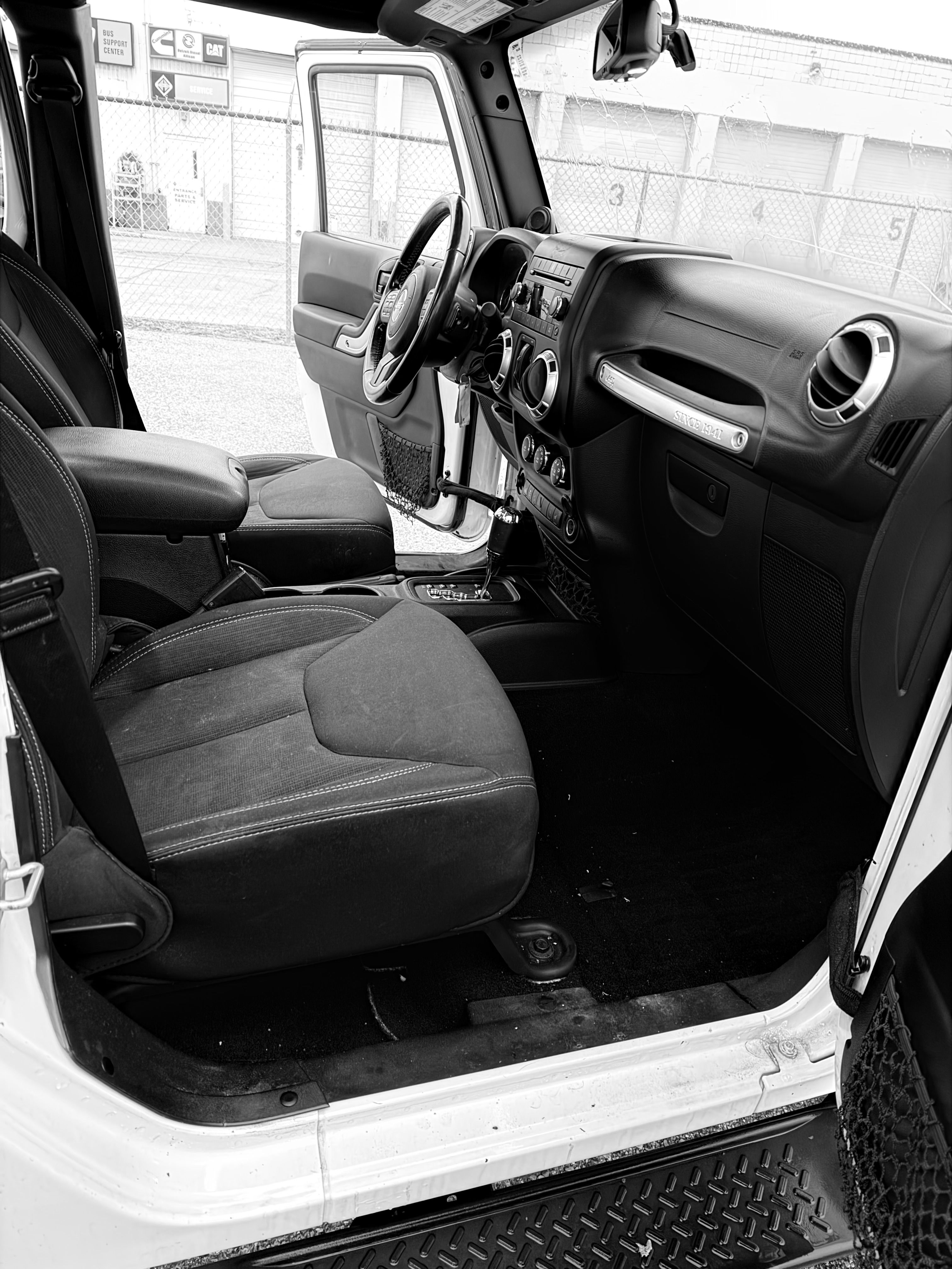 Used 2013 Jeep Wrangler Unlimited Sahara w/ Dual Top Group AWD/4WD image 12
