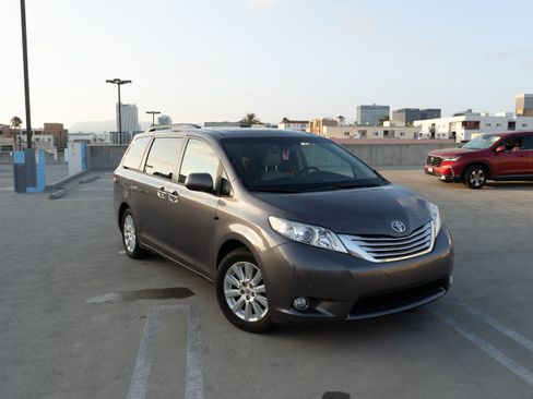 Used 2014 Toyota Sienna Limited image 18