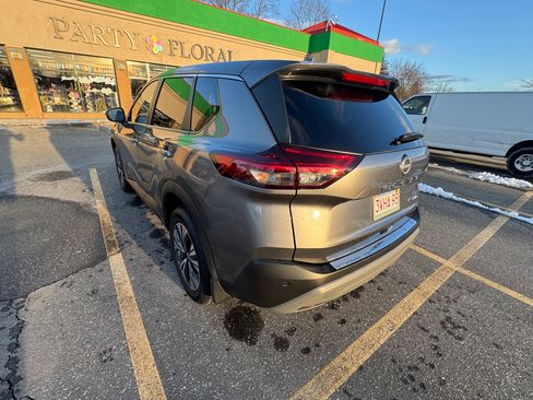 Used 2023 Nissan Rogue SV image 16