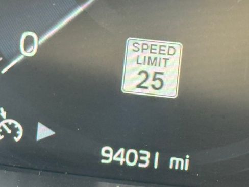 Used 2016 Volvo XC90 T6 Momentum w/ Momentum Plus Package AWD/4WD image 8