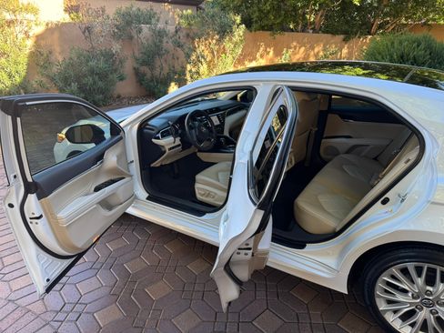 Used 2018 Toyota Camry XLE image 6