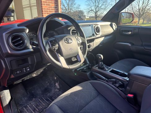 Used 2017 Toyota Tacoma TRD Sport w/ Tow Package (A/T) image 3