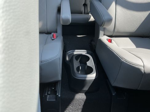 Used 2020 Toyota Highlander Platinum FWD image 23