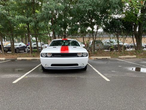 Used 2013 Dodge Challenger SXT RWD image 2