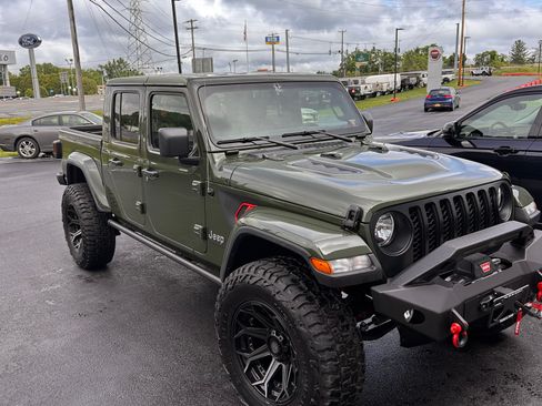 Used 2022 Jeep Gladiator Overland w/ Cold Weather Group image 4