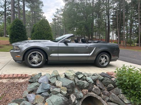 Used 2010 Ford Mustang GT Premium RWD image 1