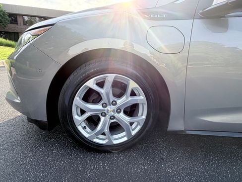 Used 2017 Chevrolet Volt Premier w/ Driver Confidence II Package FWD image 9