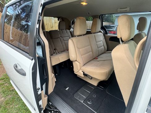 Used 2014 Dodge Grand Caravan American Value Package FWD image 16