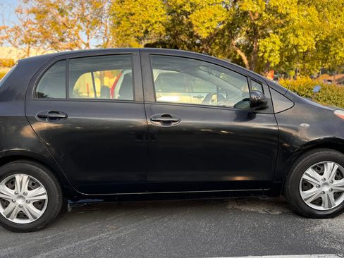 Used 2010 Toyota Yaris 4-Door Hatchback image 6