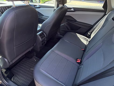 Used 2024 Volkswagen Taos SE w/ Panoramic Sunroof Package FWD image 9