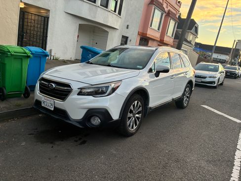 Used 2018 Subaru Outback 3.6R Touring w/ Popular Package #3 AWD/4WD image 1