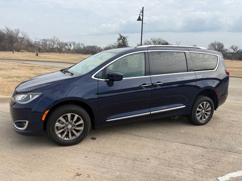 Used 2019 Chrysler Pacifica Touring-L Plus image 1