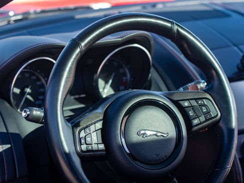 Used 2015 Jaguar F-TYPE R image 13