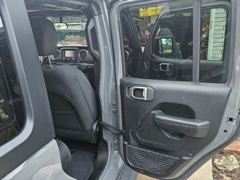 Used 2018 Jeep Wrangler Unlimited Sport S AWD/4WD image 12