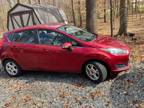 Used 2015 Ford Fiesta SE image 1