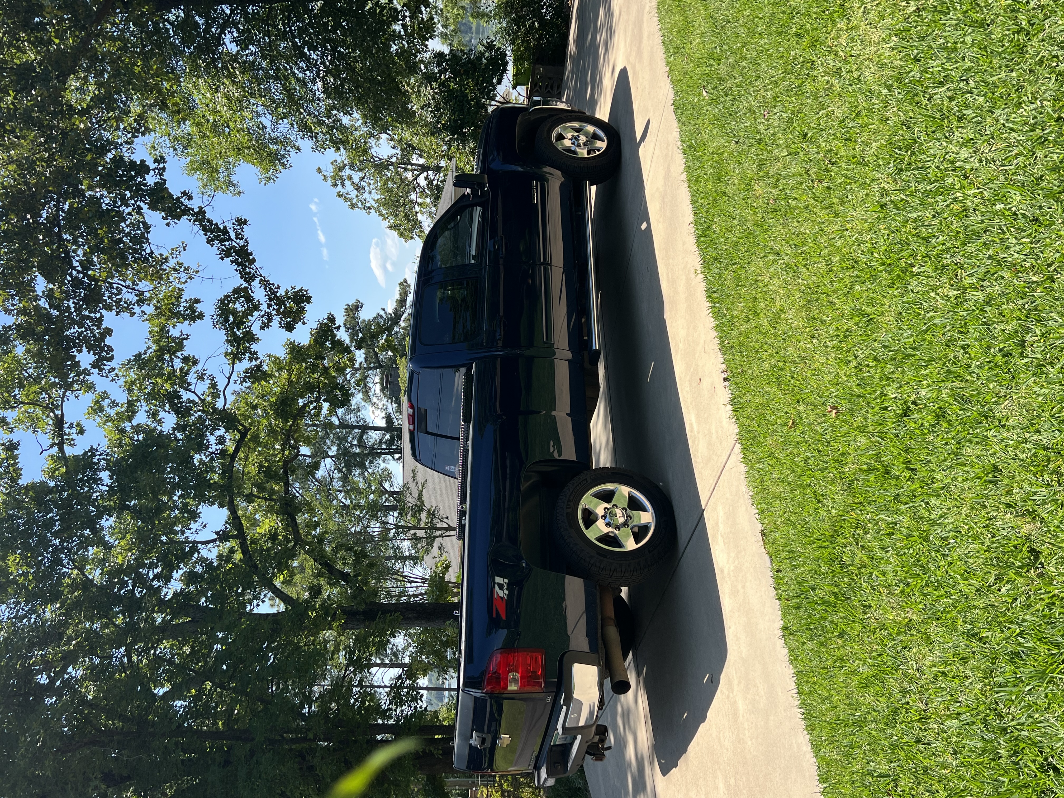 Used 2011 Chevrolet Silverado 2500 LTZ w/ LTZ Plus Package AWD/4WD image 2