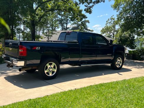 Used 2011 Chevrolet Silverado 2500 LTZ w/ LTZ Plus Package AWD/4WD image 2