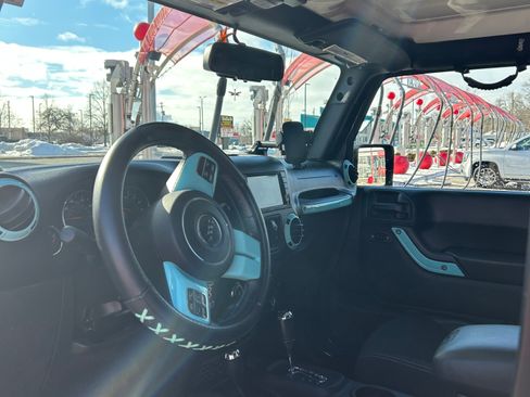 Used 2017 Jeep Wrangler Unlimited Sahara w/ Connectivity Group image 4