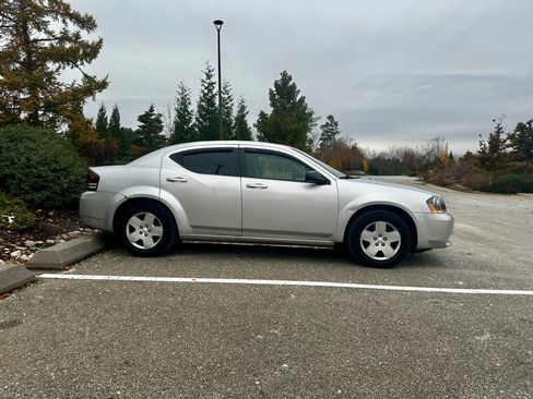 Used 2008 Dodge Avenger SE image 2