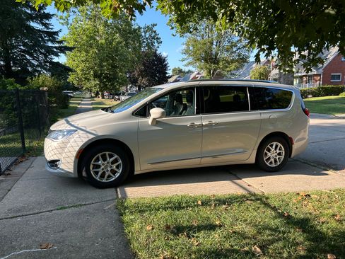 Used 2020 Chrysler Pacifica Touring-L FWD image 2