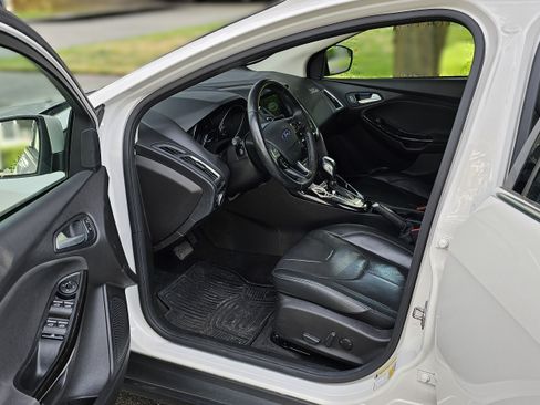 Used 2017 Ford Focus Titanium w/ Titanium Technology Package image 8