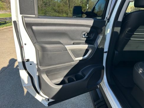 Used 2018 Nissan Titan PRO-4X image 11