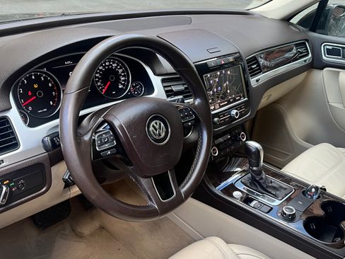 Used 2013 Volkswagen Touareg Executive image 9