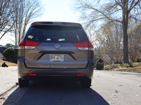 Used 2011 Toyota Sienna CE image 5