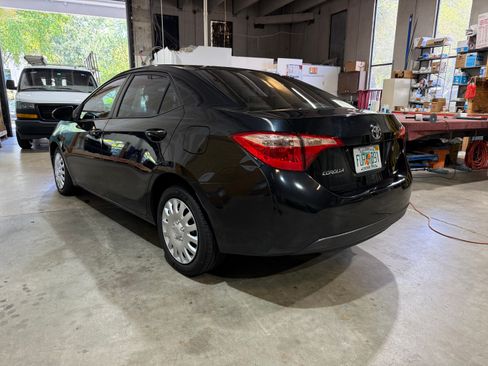 Used 2018 Toyota Corolla LE FWD image 2