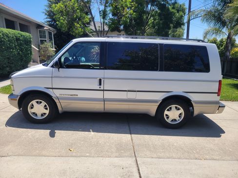 Used 1998 GMC Safari AWD image 1