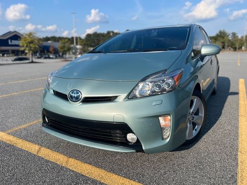 Used 2013 Toyota Prius Five image 2