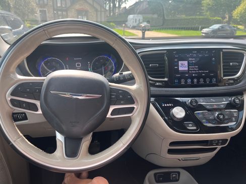 Used 2019 Chrysler Pacifica Limited FWD image 8
