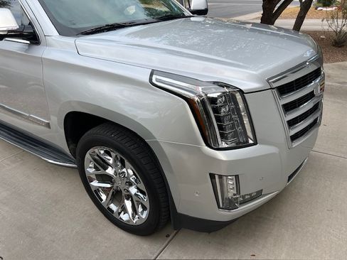 Used 2019 Cadillac Escalade Premium Luxury image 1