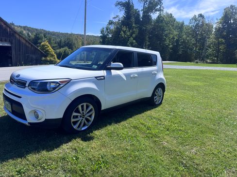 Used 2018 Kia Soul + FWD image 2