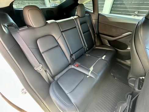 Used 2022 Tesla Model Y Long Range image 23