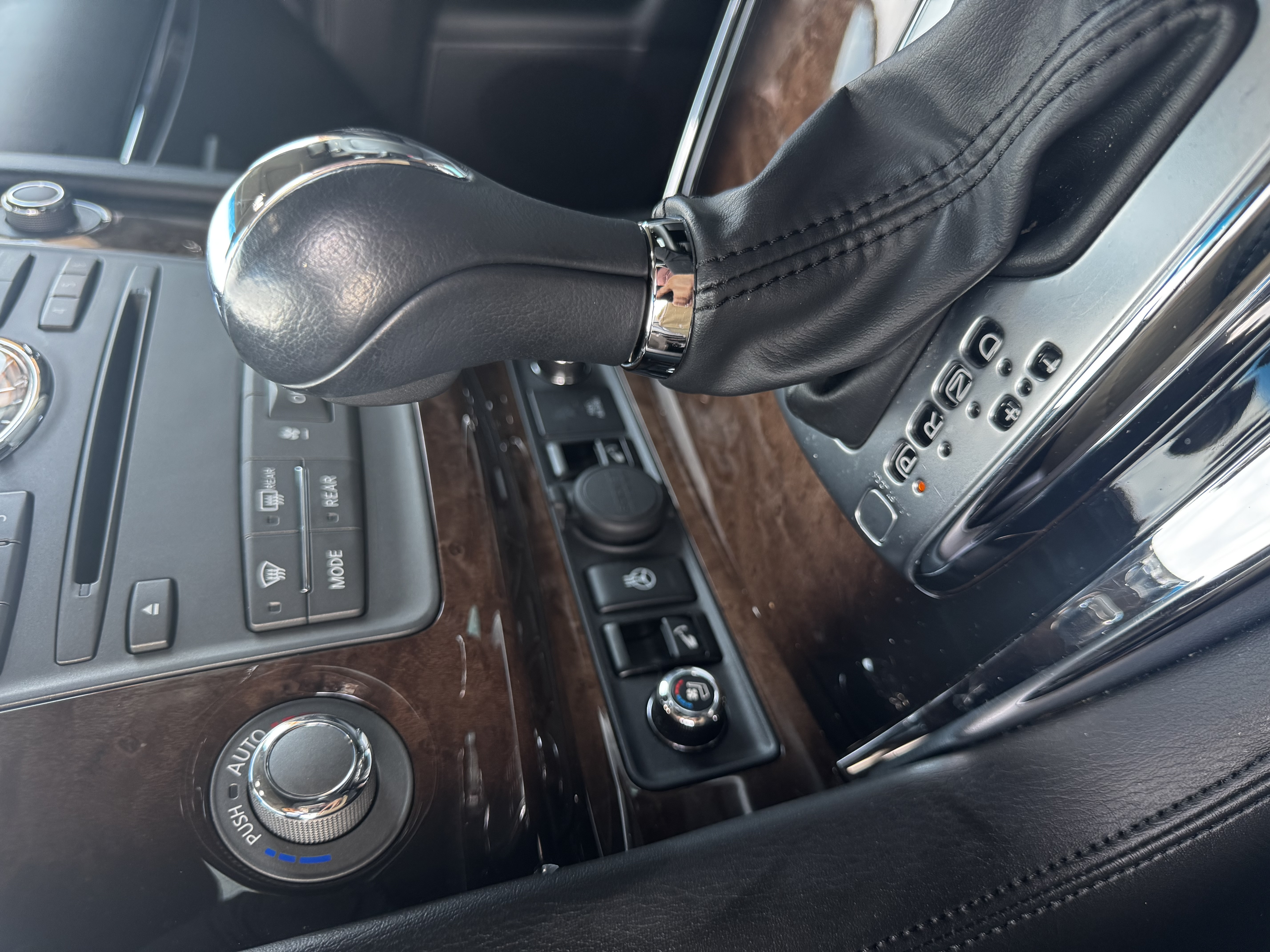 Used 2013 INFINITI QX56 4WD w/ Deluxe Touring Pkg image 9