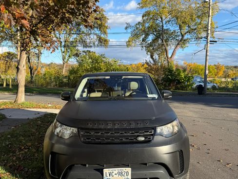 Used 2017 Land Rover Discovery SE image 2