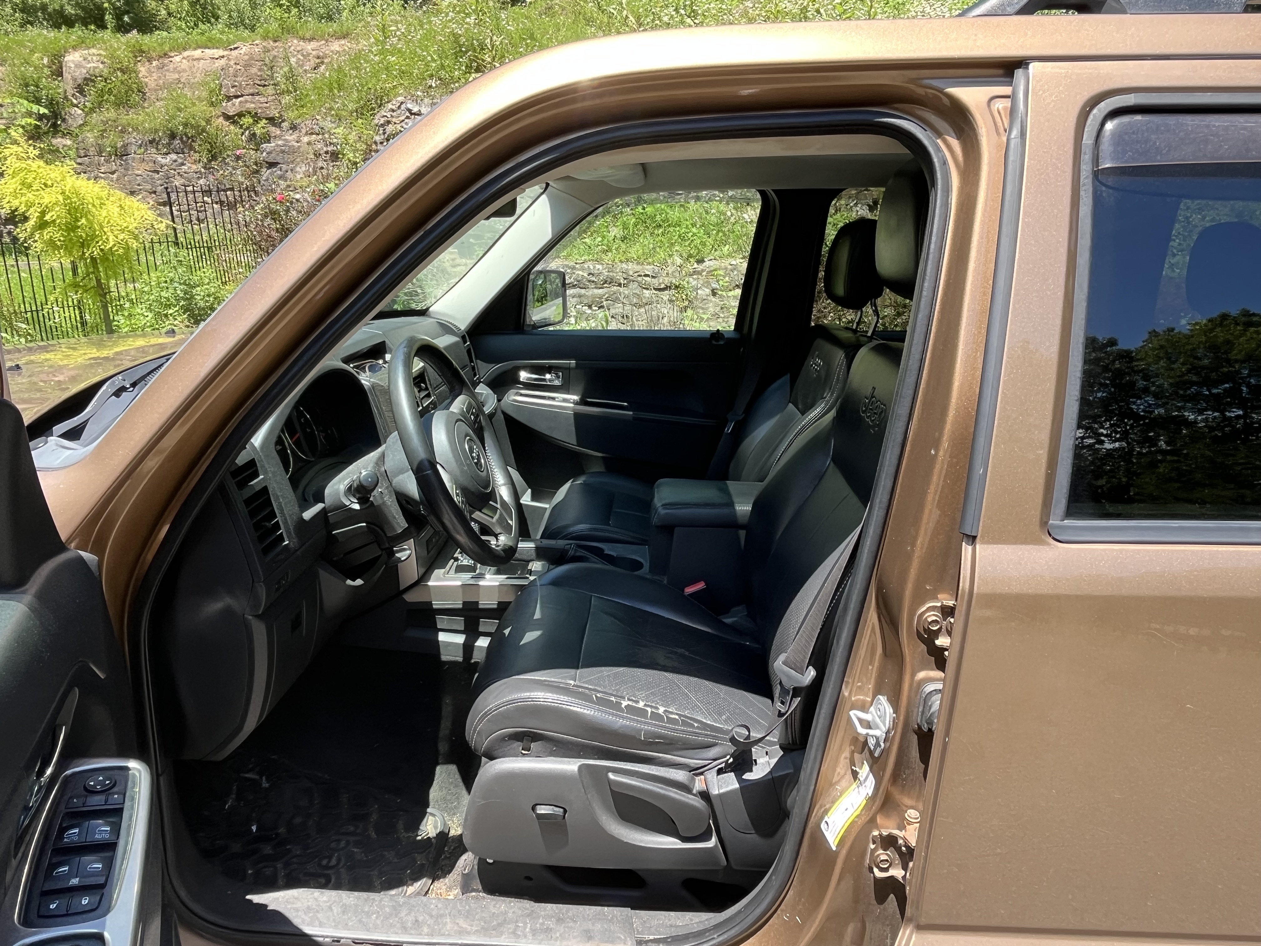 Used 2012 Jeep Liberty Limited w/ Tire & Wheel Group AWD/4WD image 9