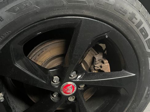 Used 2017 Jaguar F-PACE Premium image 6