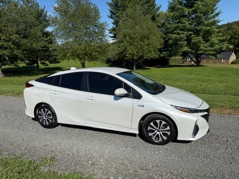 Used 2022 Toyota Prius Prime XLE image 9