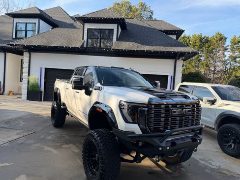 Used 2024 GMC Sierra 2500 Denali Ultimate image 2